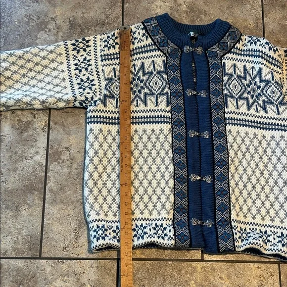 Vintage Dale of Norway Wool Cardigan With Pewter Claps Traditional Norwegian - Picture 6 of 9